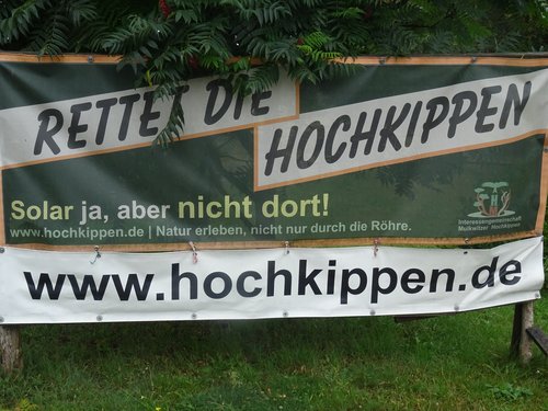 Figure 11. Banner in Rohne displayed by a local citizens' initiative opposing the construction of a solar park on the re-naturalized Hochkippen area near Mulkwitz. Photo: Giustina Selvelli.